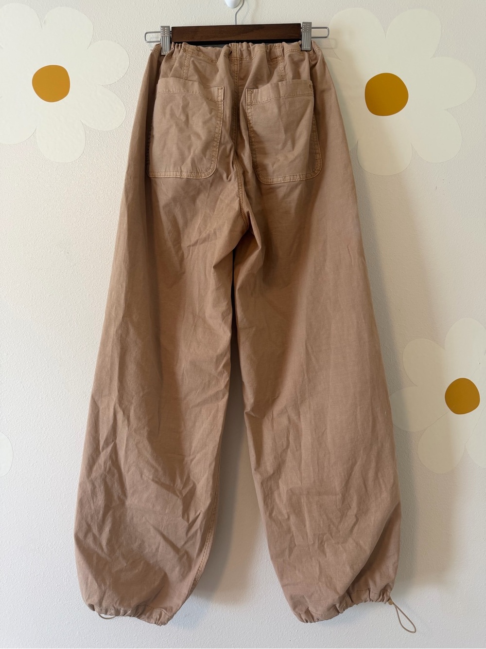 American Eagle Snappy Stretch Low-Rise Baggy Parachute Pants in Beige Tan Brown - Picture 7 of 15